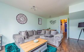 Central Townhouse Tipton - Sleeps 8 - Ideal For Contractors & Families
